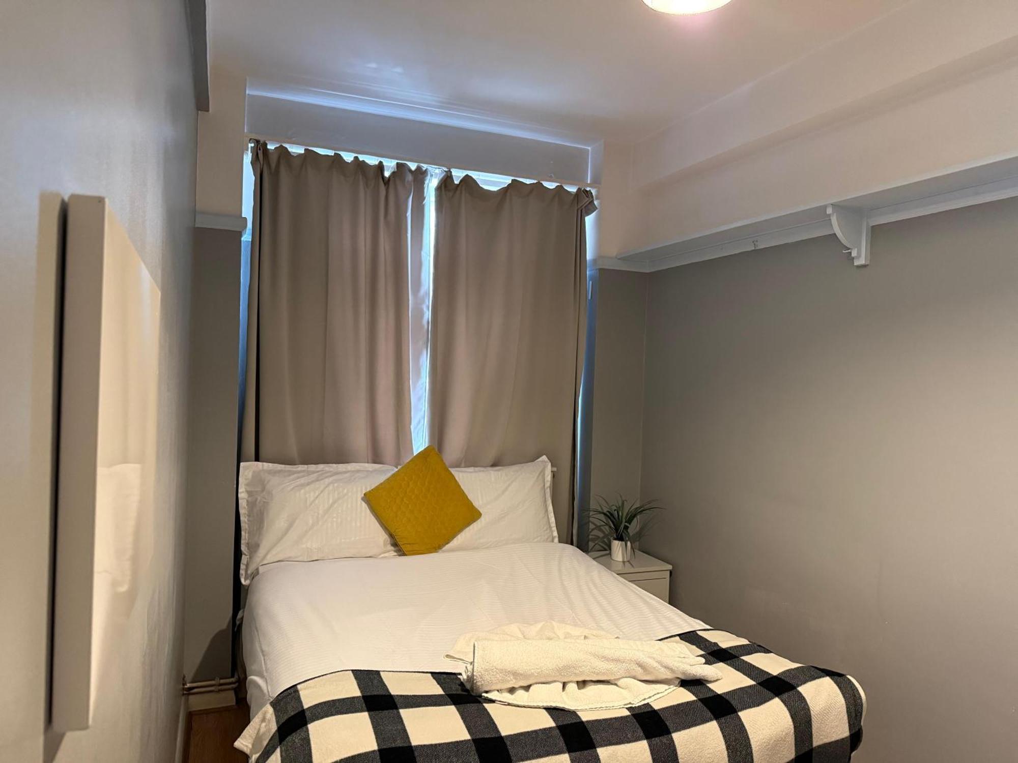 1 Bedroom Flat In Apartment *